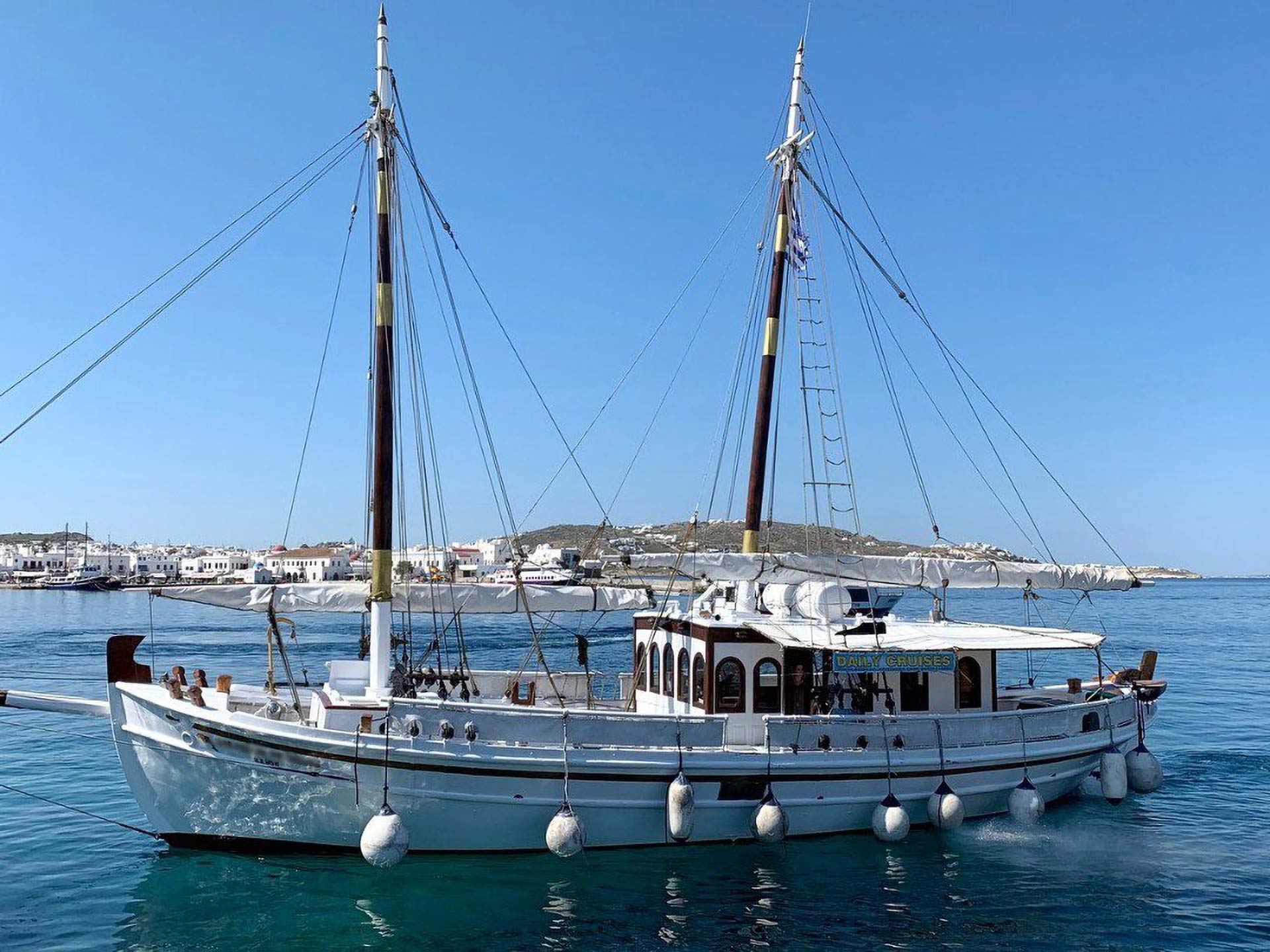 daily cruises corfu koryfo traditional boat 01
