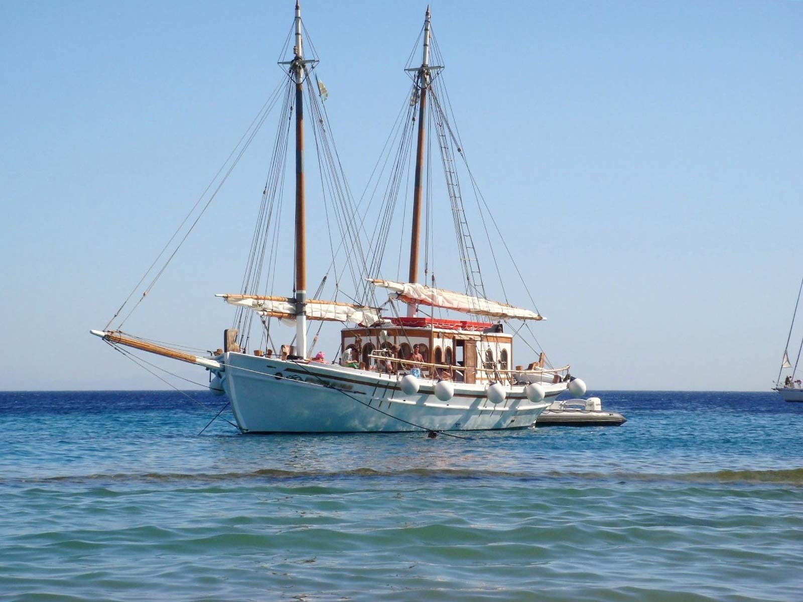 daily cruises corfu koryfo traditional boat 03
